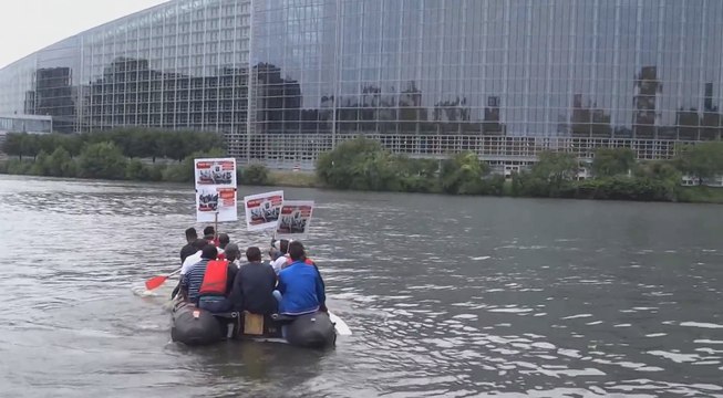 Migrants : manifestation en bateau pneumatique devant le Parlement européen