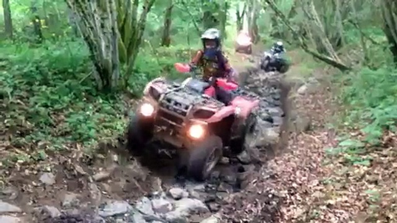 montée sympa dans les cailloux sancy quad