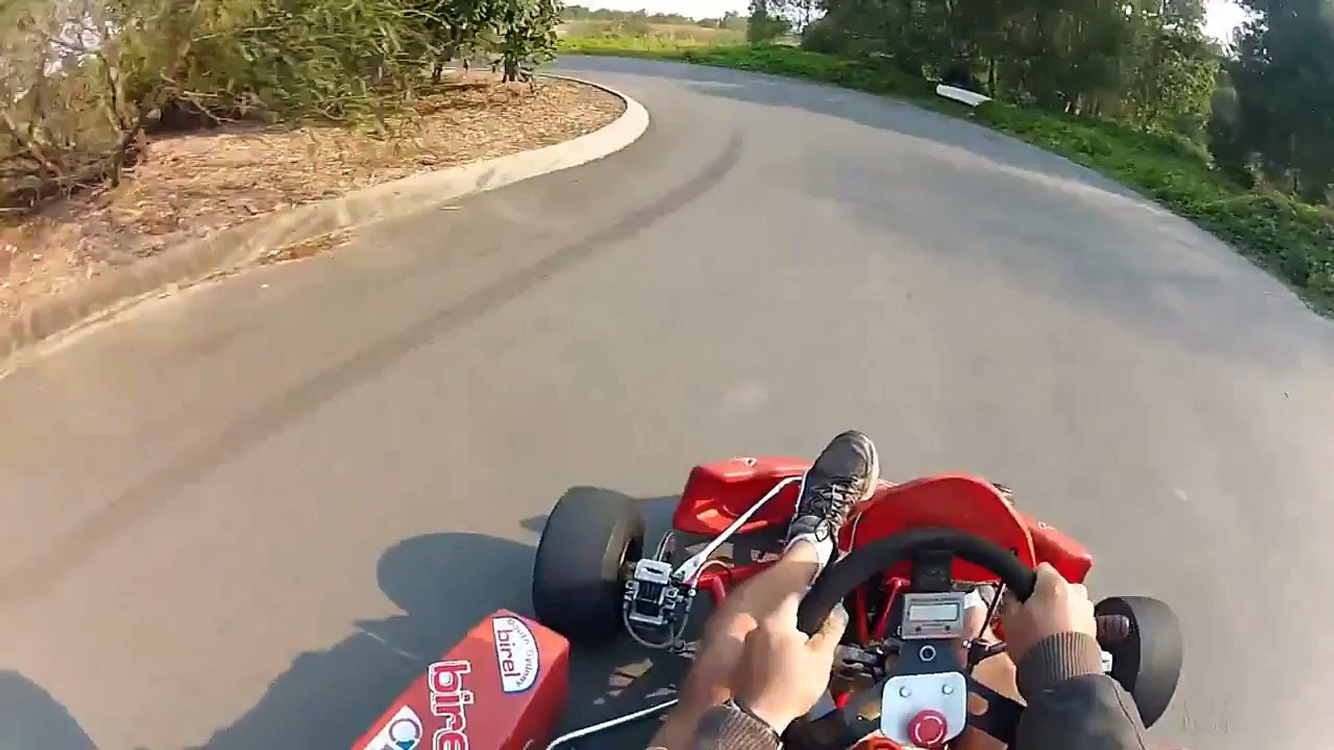 Il met un moteur de moto Yamaha dans son kart - Vidéo Dailymotion