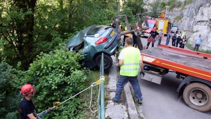 Accident de voiture spectaculaire dans le ravin à Lods (Doubs)