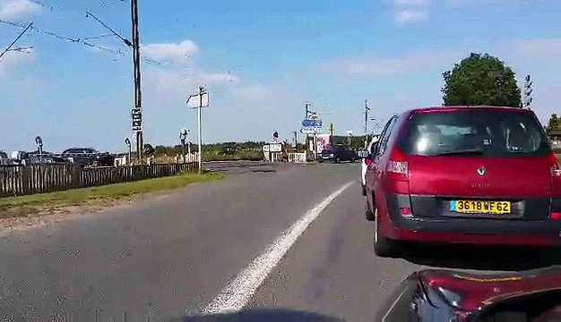 Arras : Des automobilistes traversent un passage à niveau fermé