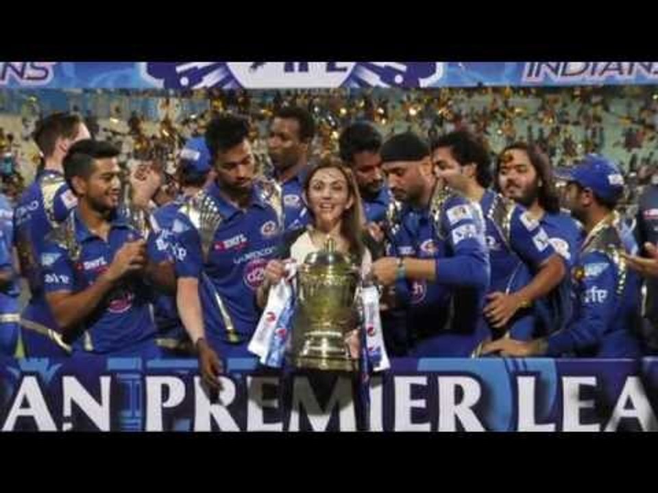 The Furred Umpire muscles in on Mumbai Indians' IPL 2015 celebrations