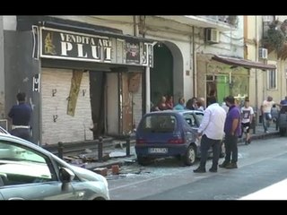 Afragola (NA) - Bomba esplode in negozio di arredi sacri: l'ombra del racket (10.06.15)