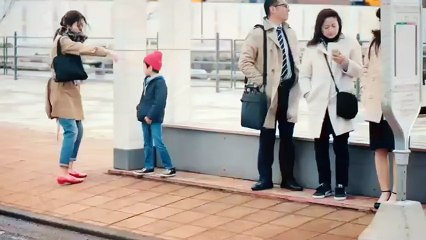 La Croix Rouge japonaise observe tendrement des enfants pour promouvoir l'entraide