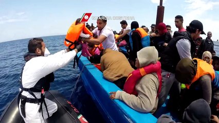Italy coastguards continue migrant rescue operation