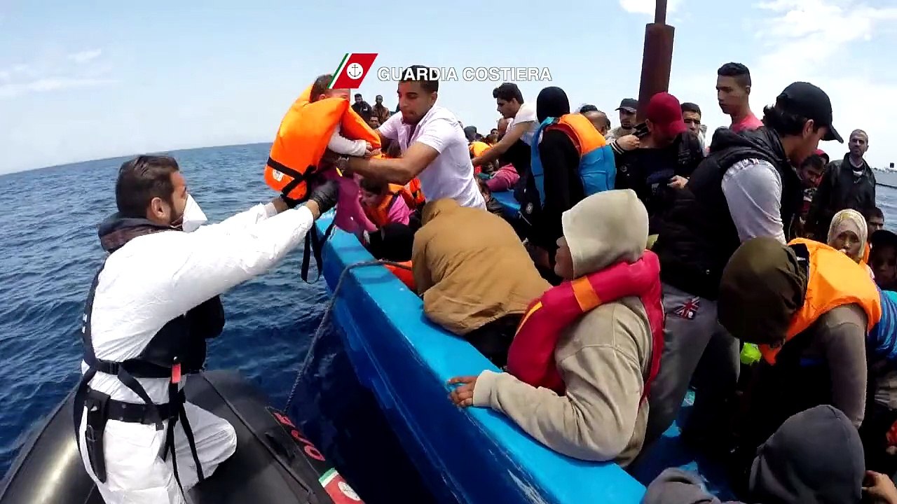 Italy coastguards continue migrant rescue operation