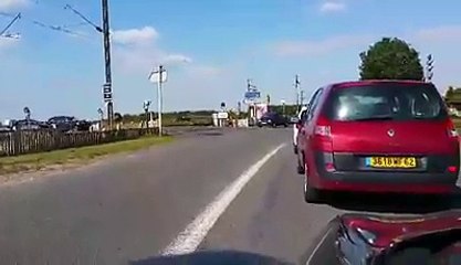 Ces Automobilistes Inconscients qui Franchissent un Passage à Niveau Fermé