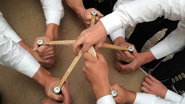 Comment ouvrir 5 bières d'une seule main?