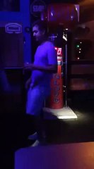 Fail : il tente un coup de pied aérien et loupe le punching-ball !