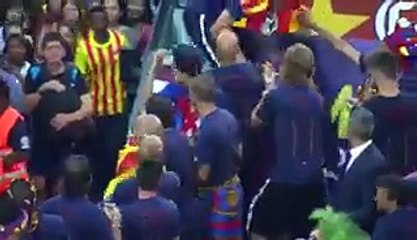 Xavi s'attaque à Neymar lors de la parade du Barça !