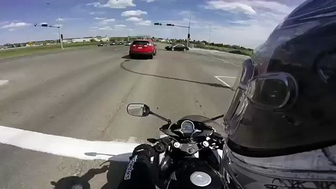 Woman running over motorcycle - RAV4 vs CBR 125 JC50 HD