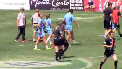 Un supporter déguisé en arbitre danse