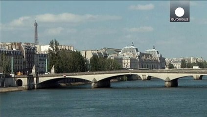 El parisino Puente del las Artes se viste de amor