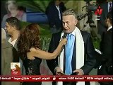 دينا الرقاصة تهجم على عزت ابو عوف وتقبل على الهواء وشاهد رد فعله