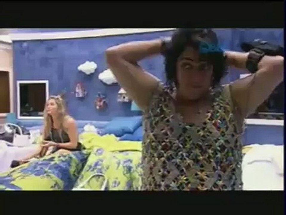 Depois de se arrumar, Aline dá um beijão em fernando