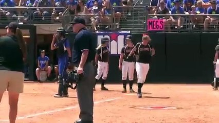 Baseball - Elle pousse violemment deux adversaires au sol