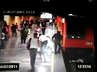 Mujer avienta a enfermera a las vías del metro