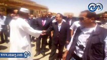العاملين في معبد الكرنك بالاقصر يستقبلون وزير الداخلية بالهتافات المؤيدة للجيش والشرطة