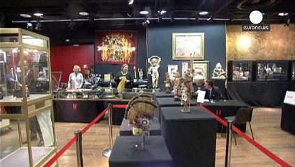 Hopilerin satışa çıkarılan eşyaları tartışma konusu oldu