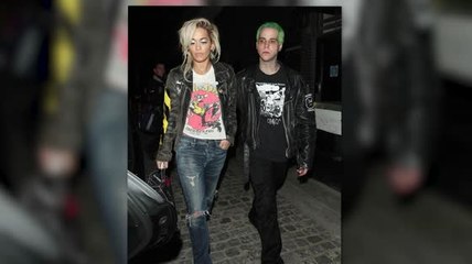 Rita Ora, qui est assortie à son petit-ami, rejoing Snapchat