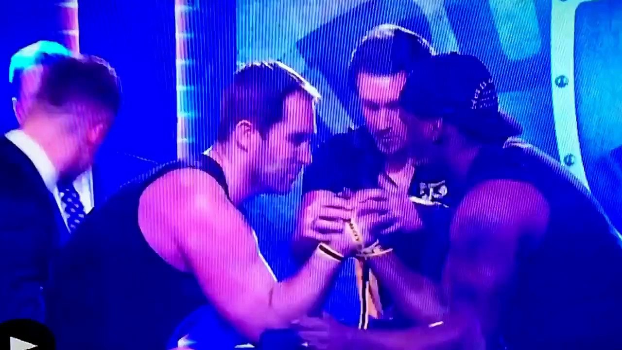 Casser le bras de son adversaire pendant un bras de fer!