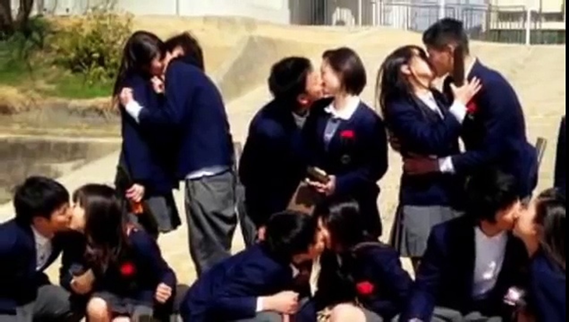 中学生男女8組が制服で集合キス Twitterで写真出回る Video Dailymotion