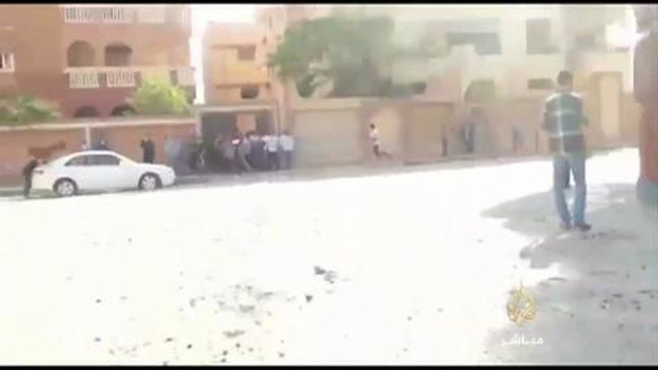 عناصر من تنظيم الدولة يطلقون الرصاص لتفريق تجمع احتجاجى مناهض لهم بمدينة درنة شمال شرق ليبيا