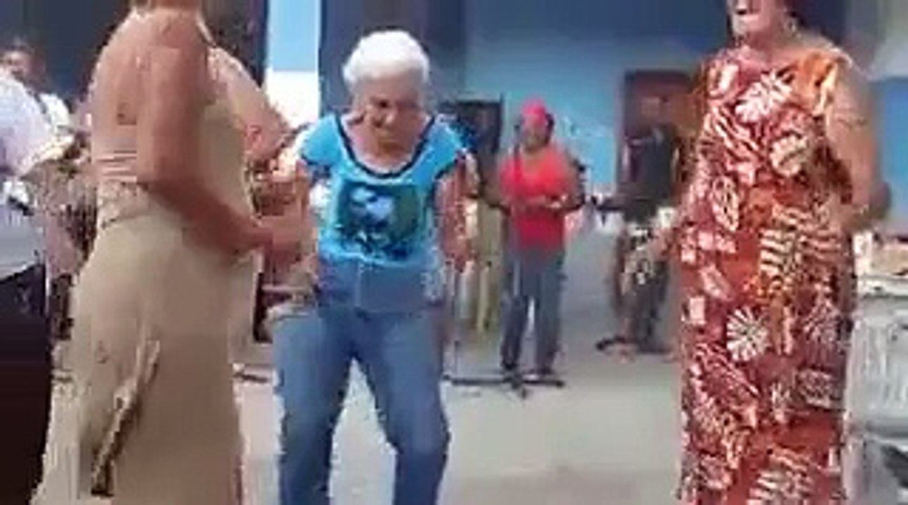 Old lady dancing to Blurred Lines - HILARIOUS!