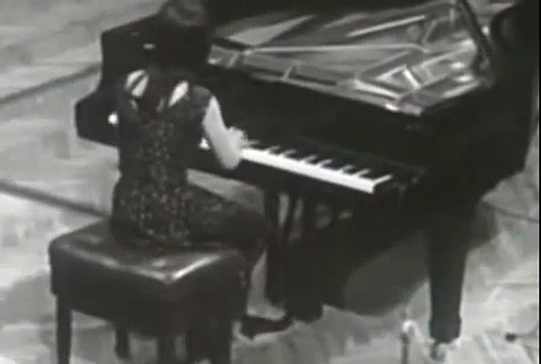 FRÉDÉRIC CHOPIN: Polonaise As-Dur op. 53, „Heroique“ (eine sehr junge Martha Argerich, sw, HD) [Full