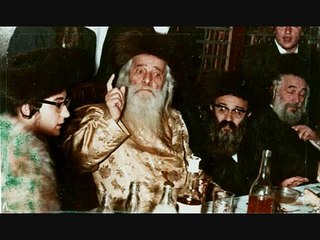 Viznitz Rebbe Imrei Chaim Zt"l making Kiddush at Pesach Sieder
