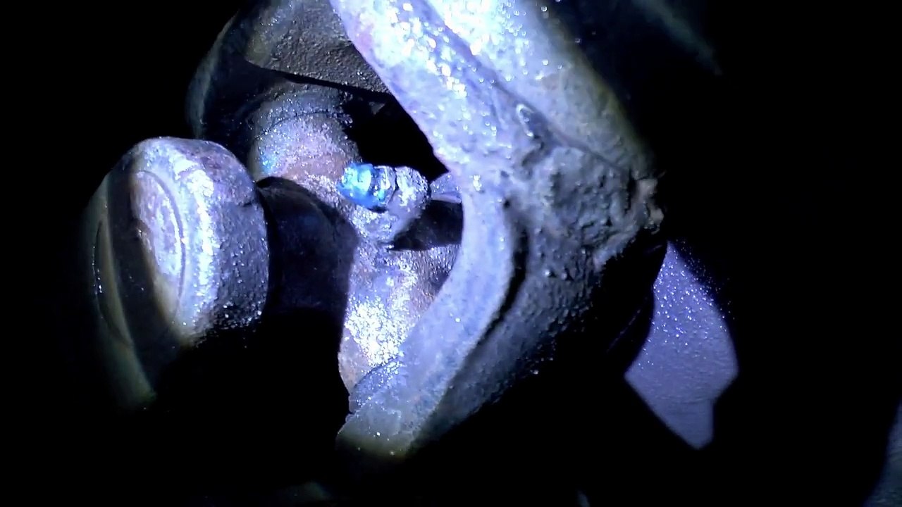 Шприцуем крестовины карданов на L200 - video Dailymotion