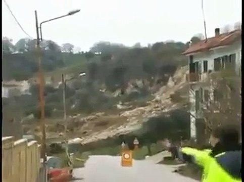 پہاڑ نے اچانک اپنی جگہ سے لڑھکنا شروع کردیا ... اللہ اکبر .. حیرت انگیز ویڈیو.. ..ضرور دیکھیں