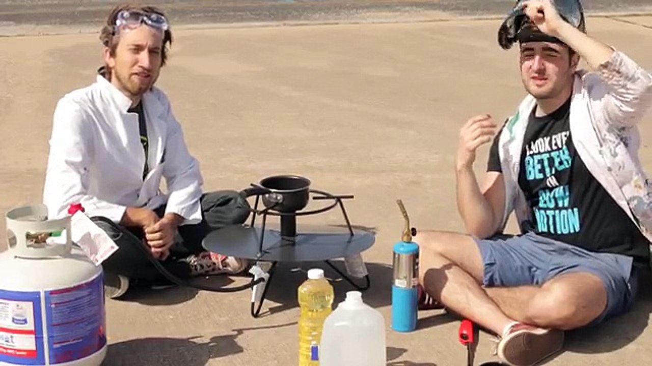 Surtout ne mettez jamais de l'eau sur de l'huile en feu ! Regardez pourquoi !