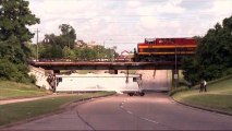 Un train déraille à Houston, des wagons tombent du pont