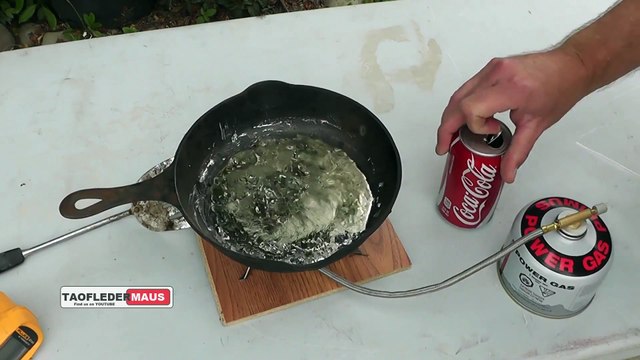 Faire des oeuvres d'art avec du coca et du fer fondu...