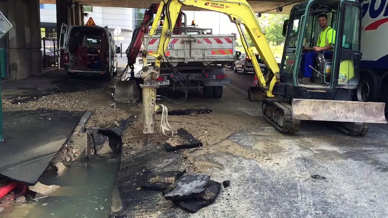 Reims : réparation de fuite d'eau sur la chaussée