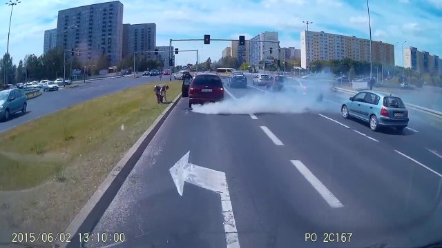 Un bon samaritain porte secours à une automobiliste en détresse