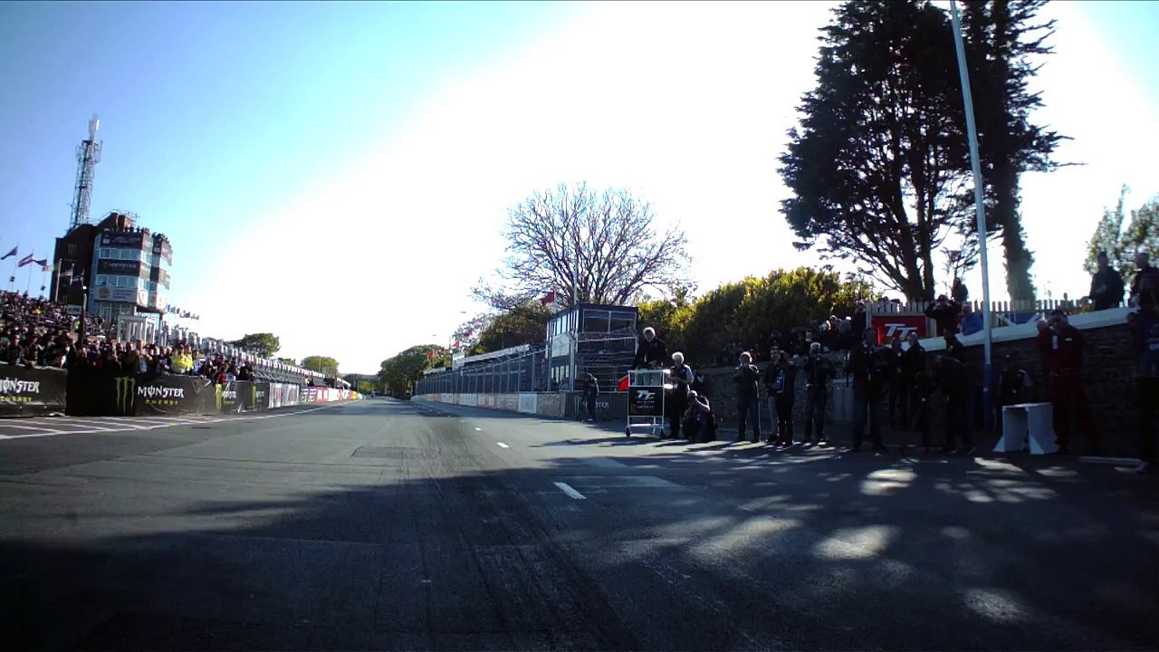 Il se prend un trottoir à 260 km/h à moto lors de la Tourist Trophy 2015