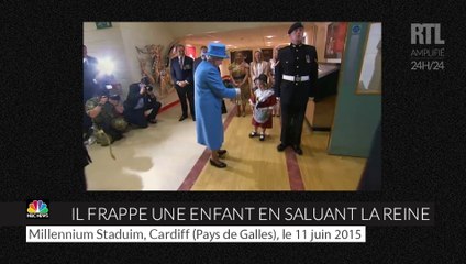 Un soldat heurte le visage d'une fillette en saluant la reine Elizabeth II