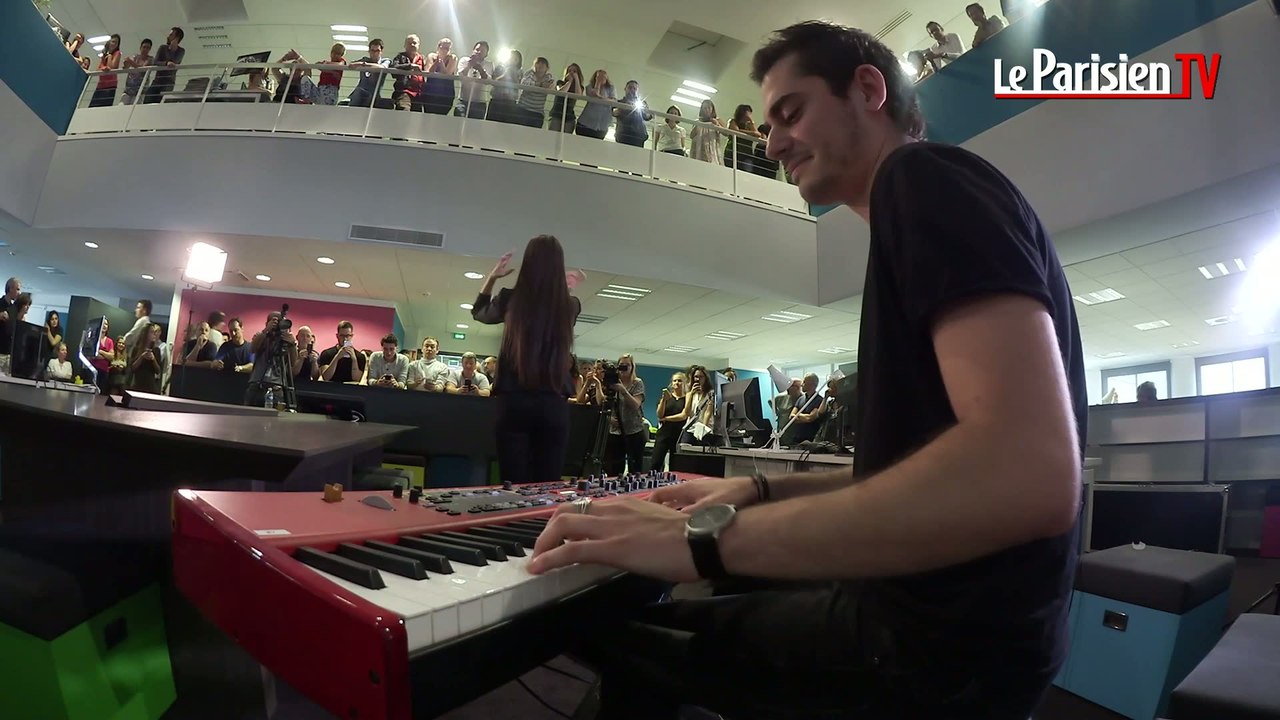 Marina Kaye chante «Homeless» en live au Parisien