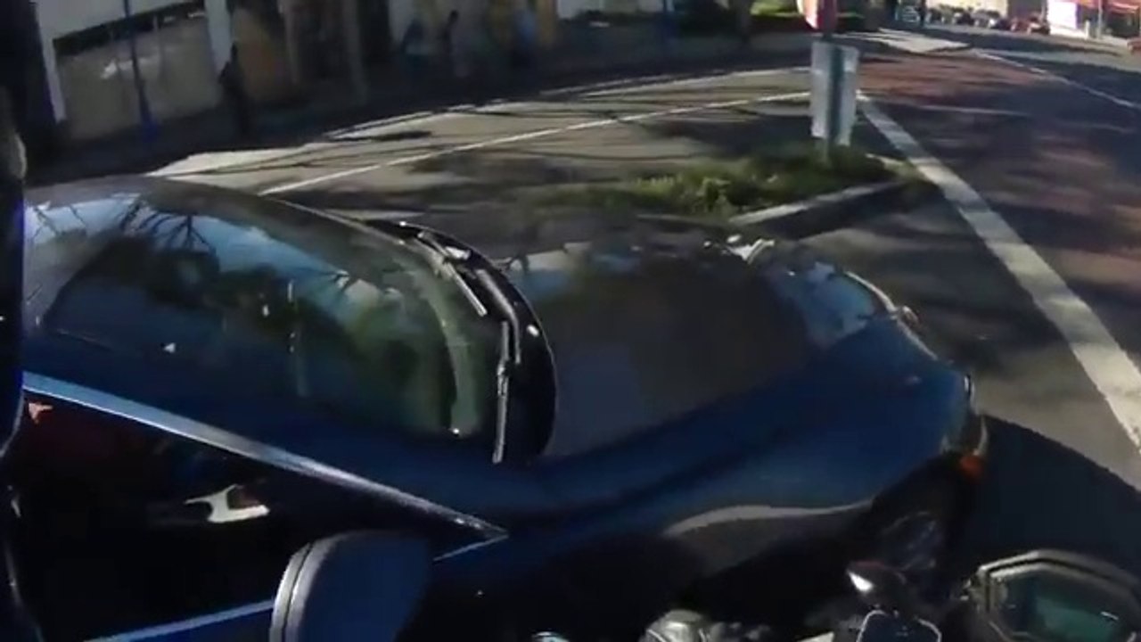 Un motard dit à un automobiliste de ne pas envoyer de sms en voiture et ralenti la voiture ...