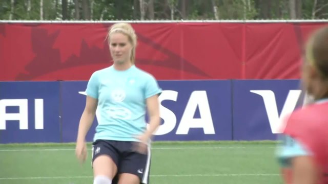 Foot - CM (F) - Bleues : Nom Henry, prénom Amandine