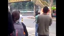 Policia suicida del ESMAD en Medellin  se dispara un gas lacrimogeno en la cara. UdeA