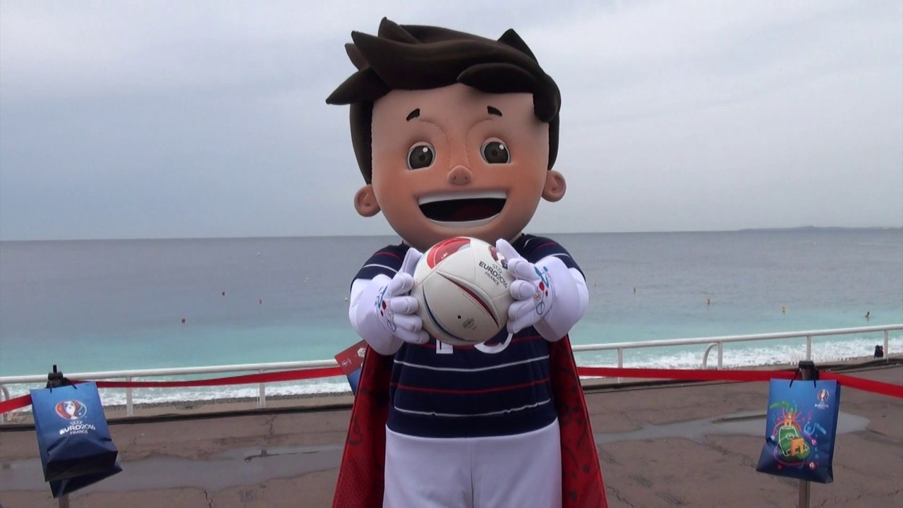 Super Victor, la mascotte de l'Euro 2016 à Nice avec Farid le gagnant de France Bleu Azur