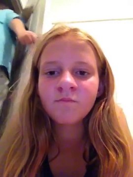 Il lache une caisse pendant qu'elle se filme en train de chanter Stay de Rihanna