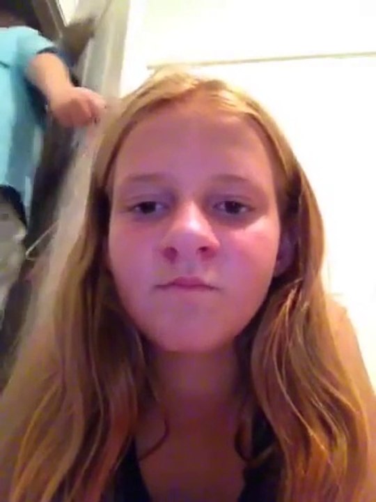 Il lache une caisse pendant qu'elle se filme en train de chanter Stay de Rihanna