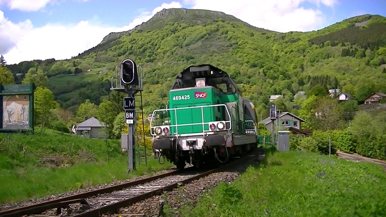 LE MAUZIN arrive au MONT-DORE, avec le PUY GROS  -alt 1 485 m-, en toile de fond. En rampe de 35 pour 1000, sur 2881,58 mètres. le 20 MAI 2015.