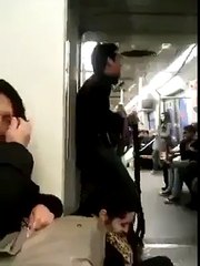 Metroda Gitarla Kendinden Geçiyor