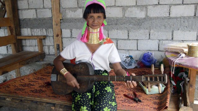 guitare et chant à Panpet (Kayah/Myanmar) 1/2
