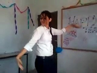 Pakistani School girls Dance,Must watch Video